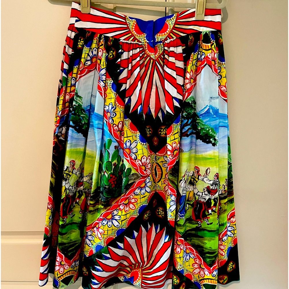 Pleated Dolce l& Gabana shirt. Waist is 25” wide, length 30”knee length